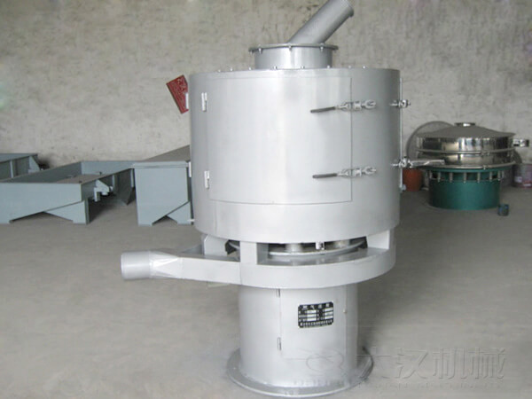 氣流篩與其它普通振動篩不同的是其采用的是立式篩網(wǎng)，篩分主要動力來自風(fēng)機(jī)的吹動帶動物料撲向篩網(wǎng)，從而完成篩分目的。